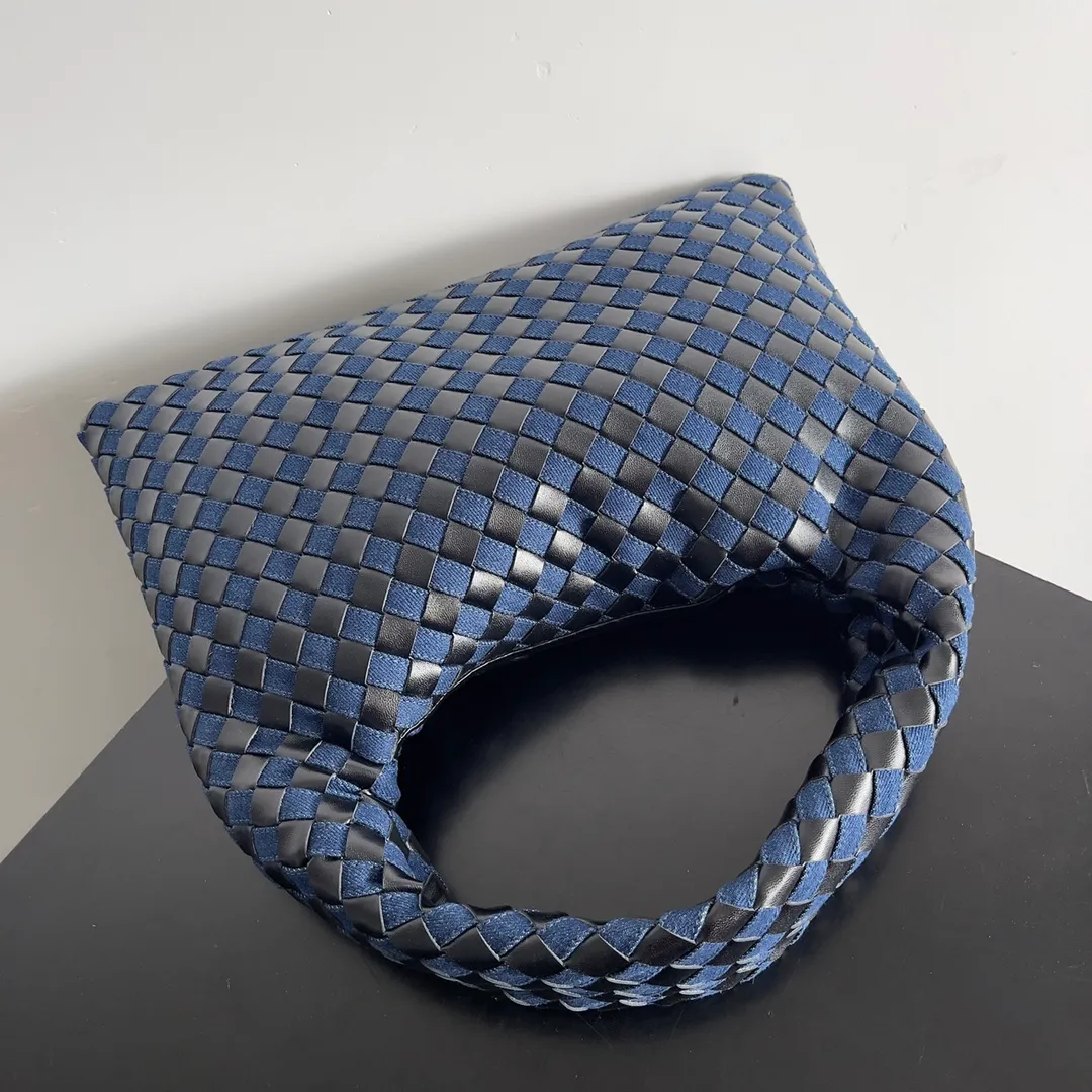 Batch 1860 BOTTEGA VENETA new women's small size Hop shoulder bag, denim & leather, two materials, the special edition Hop is super handsome, BV fans must not miss it. Made of two kinds of materials, the bag is soft and languid. Hop symbolizes innovation and eternal craftsmanship. The pyramid silhouette is both practical and fashionable, modern and casual, and the double-sided closure design of the bag is more convenient and safe! It can be carried by hand or on the shoulder to show multiple styles in different occasions, and it can be flexibly integrated into every moment, making it more refined and easy to use. Style number: 789028 Size: 41*20.5*7.5cm